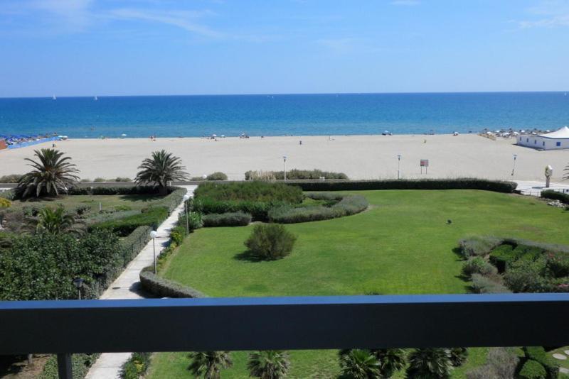 Face A La +terrasse+ Parking *